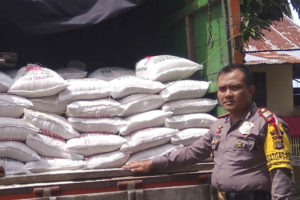 Kapolsek Meureudu memperlihatkan truk yang mengangkut beras sebanyak 4,5 ton dari gudang BPBD Pidie Jaya.(Pikiranmerdeka.co/Nurzahri)