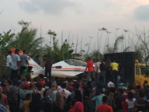 Pesawat Irwandi Dievakuasi dari Lokasi Pendaratan Darurat