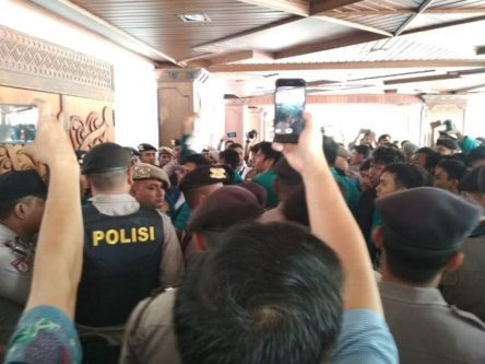 Demo Tolak UU MD3 di DPR Aceh Berlangsung Ricuh