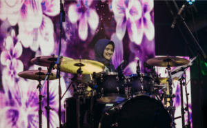 Jeane Phialsa, Drummer Cantik yang Kini Berhijab
