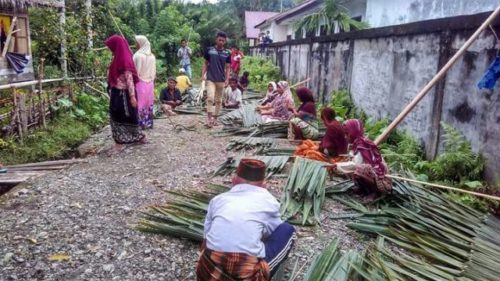 Rumah Janda Miskin Terbakar, Warga Gotong Royong Bantu Korban