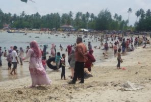 Wisatawan Lokal Serbu Pantai Lhok Bubon
