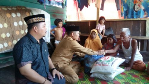 Kadis Sosial Santuni Dua Anak Yatim Piatu di Gampong Kute Pengkih