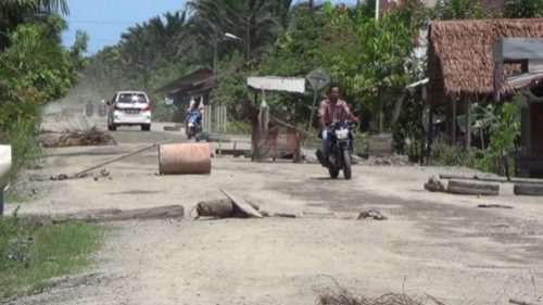 Jalan Rusak dan Berdebu, Pemerintah Terkesan Tutup Mata
