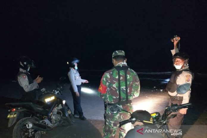 Polisi patroli menyisir sepanjang pesisir pantai Selat Malaka. (Antara)