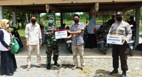 Pembagian masker kain sebanyak 400 lembar kepada warganya di Desa Pante Krueng. (Foto IST)