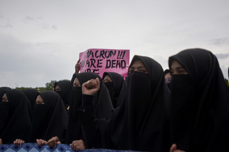 Massa yang tergabung dalam Aliansi Ormas Islam Aceh menggelar Aksi Bela Nabi Muhammad SAW, Selasa (3/11/2020). (Foto Riska Munawarah)