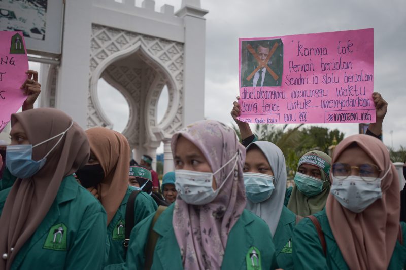 Massa yang tergabung dalam Aliansi Ormas Islam Aceh menggelar Aksi Bela Nabi Muhammad SAW, Selasa (3/11/2020). (Foto Riska Munawarah)