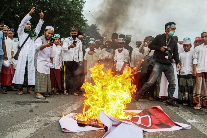 Aksi boikot produk Prancis yang digelar sejumlah Ormas Islam di depan Mesjid Raya Baiturrahman, Banda Aceh, Selasa (3/11/2020). (Foto/Cut Salma)