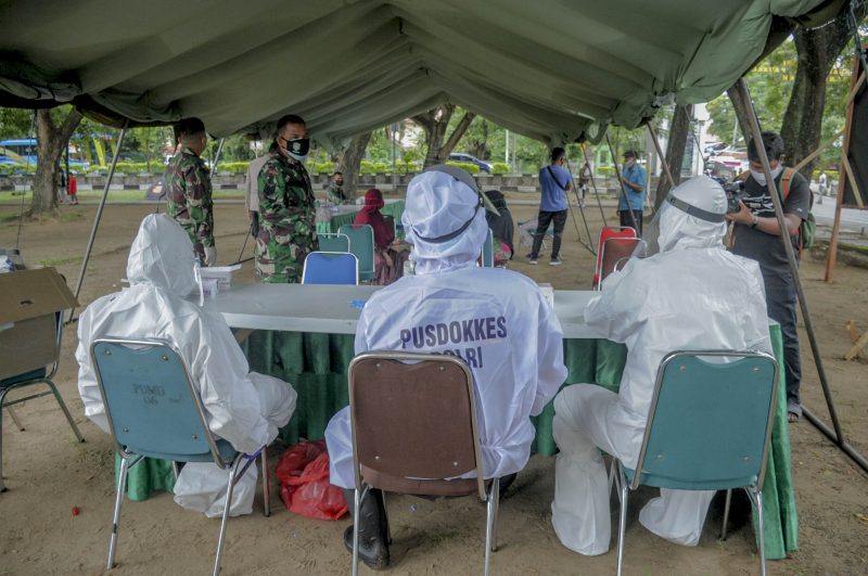 Petugas yang melakukan Rapid Test Covid-19 lengkap dengan seragam APD di Lapangan Blang Padang, Sabtu (7/11/2020). (Foto/Riska Munawarah) Petugas yang melakukan Rapid Test Covid-19 lengkap dengan seragam APD di Lapangan Blang Padang, Sabtu (7/11/2020). (Foto/Riska Munawarah)