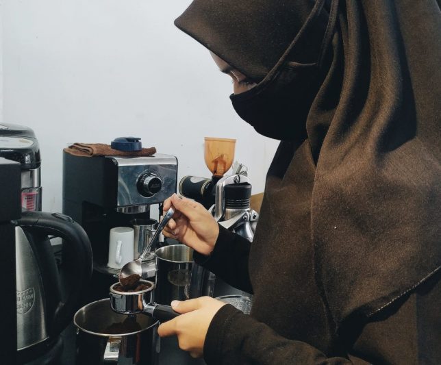 Shella Karim, mahasiswa UIN Ar-Raniry yang kini juga melakoni profesi sebagai barista. (Foto/Cut Salma) Shella Karim, mahasiswa UIN Ar-Raniry yang kini juga melakoni profesi sebagai barista. (Foto/Cut Salma)