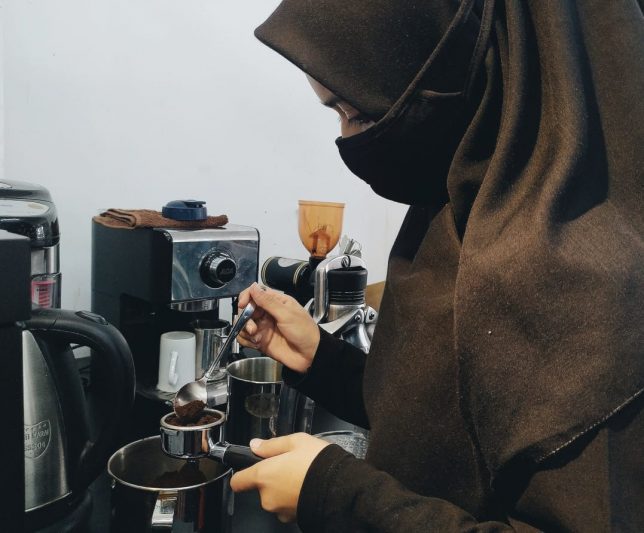 Shella Karim, mahasiswa UIN Ar-Raniry yang kini juga melakoni profesi sebagai barista. (Foto/Cut Salma)