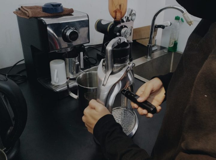 Sebelum terjun ke dunia barista, sebaiknya mengikuti training terlebih dahulu. (Foto Cut Salma) Sebelum terjun ke dunia barista, sebaiknya mengikuti training terlebih dahulu. (Foto Cut Salma)