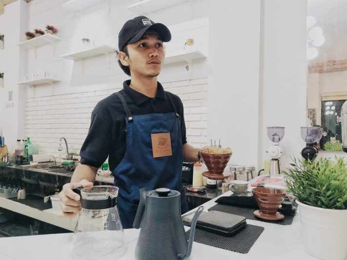 Oji, salah satu barista di NA Coffee Premium Lampineung, Banda Aceh. (Foto/Cut Salma) Oji, salah satu barista di NA Coffee Premium Lampineung, Banda Aceh. (Foto/Cut Salma)