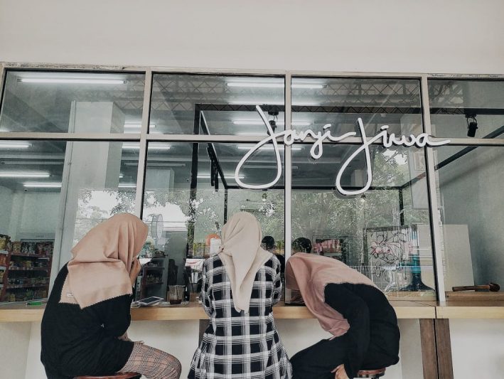 Janji Jiwa, salah satu gerai kopi kekinian yang cukup diminati pengunjung kalangan anak muda di Banda Aceh. (Foto/Cut Salma) Janji Jiwa, salah satu gerai kopi kekinian yang cukup diminati pengunjung kalangan anak muda di Banda Aceh. (Foto/Cut Salma)