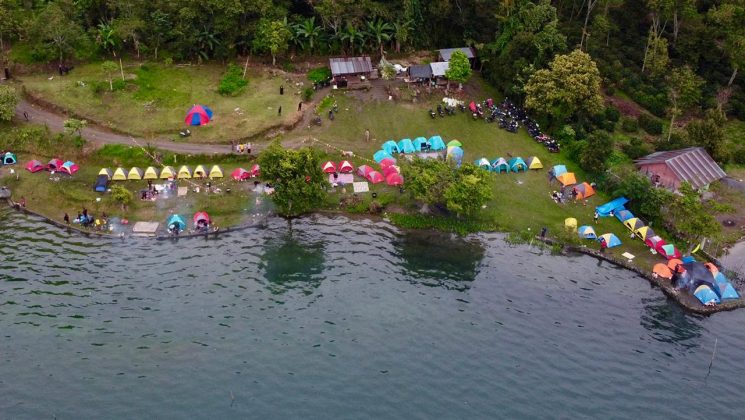Traveling camping tenda di pinggiran danau Lut Tawar, kawasan jalan Bintang, Aceh Tengah. (Foto Zikri)