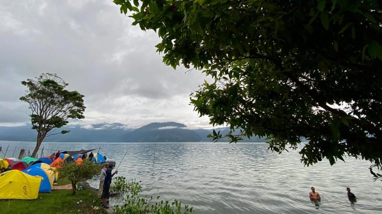 Selain kamping di pinggiran danau Lut Tawar, Aceh Tengah, bisa juga sekalian menyalurkan hobi memancin. (Foto & Teks: Zikri)