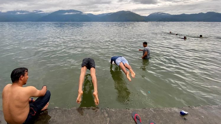 Dinginnya air danau Lut Tawar, Aceh Tengah tidak menyurutkan niat untuk menyelam dan berenang. (Foto Zikri).