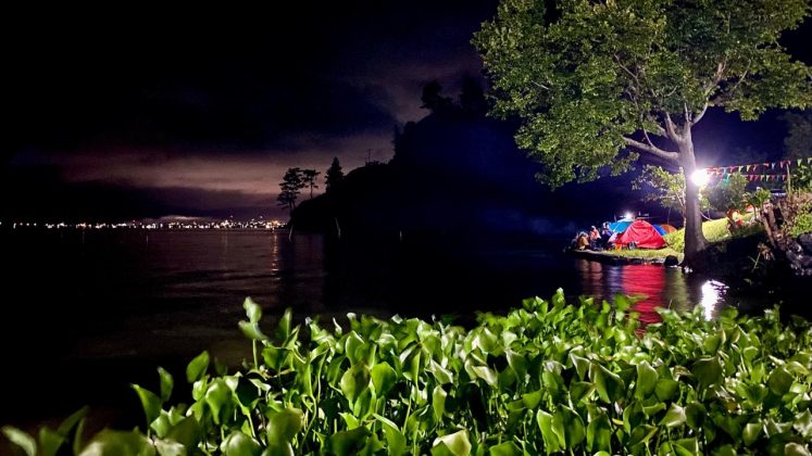 Menikmati Panorama Danau Lut Tawar di tengah malam yang syahdu. (Foto Zikri)