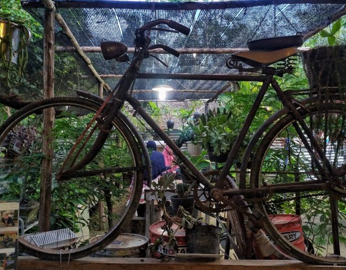 Sepeda ontel, salah satu aksesori di Warung Jameuen Kupi. (Foto/Salma)