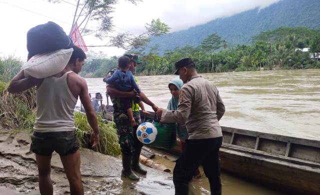 Debit Air Meluap Polsek Simpang Jernih Terus Pantau Daerah Rawan Banjir