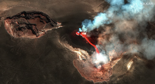 Citra satelit menunjukkan aliran lava dari kawah Gunung Etna, di Sisilia, Italia, pada tanggal 4 Juli. via Maxar Technologies