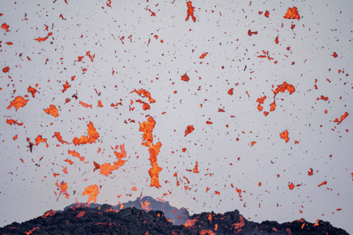 Lahar membubung dari kawah Voragine di Gunung Etna, gunung berapi paling aktif di Eropa, Italia, 27 Juni. REUTERS/Etna Walk/Giuseppe Di Stefano