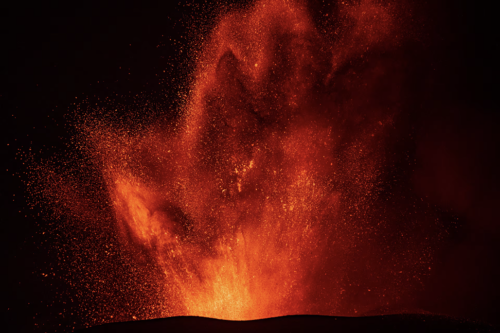 Lahar membubung dari kawah Gunung Etna, gunung berapi paling aktif di Eropa, Italia, 7 Juli. REUTERS/Etna Walk/Giuseppe Di Stefano