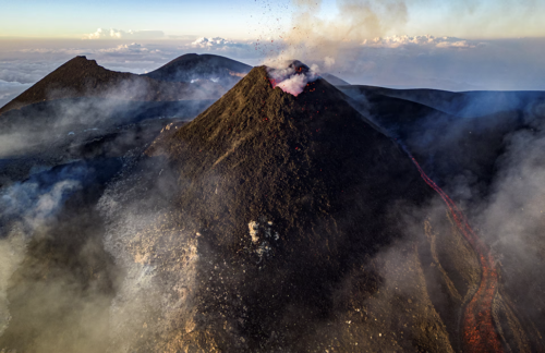 Pemandangan dari drone menunjukkan lava naik dari kawah Gunung Etna, gunung berapi paling aktif di Eropa, Italia, 2 Juli. REUTERS/Etna Walk/Giuseppe Di Stefano