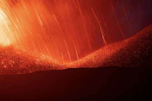 Lahar membubung dari kawah Gunung Etna, gunung berapi paling aktif di Eropa, Italia, 7 Juli. REUTERS/Etna Walk/Marco Restivo