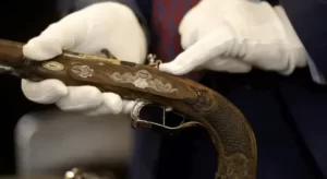 Dua pistol dengan dekorasi indah milik Napoleon Bonaparte terjual di pelelangan Prancis seharga Rp29,7 miliar.
