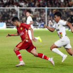 Pemain sepak bola PON XXI Sulawesi Tengah mencoba rebut bola dari pemain sepak bola PON Aceh dalam laga perempat final. Foto Alwi:Minoritas