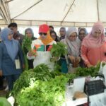 Pj Ketua Tim Penggerak PKK Aceh, Hj. Safriati,S.Si, M.Si beserta bersama istri Plt Sekda Aceh, Dra. Sukmawati, berbelanja di Pasar Tani di Komplek Stadion Hadapan Bangsa Lhong Raya Banda Aceh, Minggu (20/10/2024).