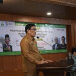 Plt Sekretaris Daerah Aceh, Drs. Muhammad Diwarsyah, M,Si, memberi sambutan sekaligus membuka secara resmi kegiatan pelatihan Digital Leadership academy mitra tsinghua university dan pemerintah provinsi aceh tahun 2024 di gedung serbaguna setda Aceh, Senin, 21/10/2024