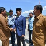 Plh Sekda Aceh, Drs. Muhammad Diwarsyah M.Si, didampingi Kepala Biro Administrasi Pimpinan Setda Aceh, Akkar Arafat, menyambut kehadiran Menteri Luar Negeri Indonesia, Sugiono, di Bandara Sultan Iskandar Muda Blang Bintang Aceh Besar, Selasa (22/10/2024).