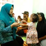 Pj Ketua Tim Penggerak PKK Aceh, Hj. Safriati, menyerahkan bantuan berupa telur kepada masyarakat Gampong Balohan Kecamatan Sukajaya Kota Sabang, Rabu 6/11/2024. Bantuan itu diserahkan dalam rangka mendukung upaya masyarakat dalam pemberantasan stunting.