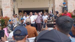 Pj Walikota Subulussalam Temui Kepala Desa Yang Geruduk Kantornya. Foto : RRI