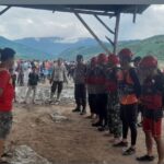 Tim gabungan Basarnas, TNI-Polri, BPBD, relawan bersama masyarakat saat hendak melakukan pencarian terhadap korban atau penumpang yang terbalik dari perahu Robin dikawasan sungai Alas dikecamatan Leuser.(Foto IST)