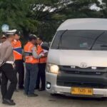 Dinas Perhubungan (Dishub) Aceh bersama Tim Rampcheck BPTD Kelas II Aceh dan Direktorat Lalu Lintas (Ditlantas) Polda Aceh melaksanakan pemeriksaan kendaraan angkutan penumpang Antar Kota Dalam Provinsi (AKDP) di Terminal Tipe A Banda Aceh pada Kamis, 12 Desember 2014. Sumber foto: Dishub/BPTD Aceh.