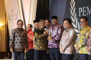 Pj Gubernur Aceh, Dr. H. Safrizal ZA, M.Si, saat menerima penghargaan Apresiasi Kinerja Pemerintahan Daerah Tahun 2024, di JW Marriot Hotel (Dua Mutiara Ballroom), Kuningan, Jakarta Selatan, Kamis, 12 Desember 2024. Foto: Biro Adpim