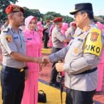 Kapolda Aceh, Irjen Pol Achmad Kartiko, menyalami personel Polda Aceh yang naik pangkat satu tingkat lebih tinggi. (Foto: Dok. Humas Polda Aceh/MC Aceh)