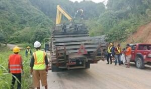 Baja untuk perbaikan jembatan yang rusak akibat banjir di Aceh Tenggara. Foto : Dok. BPBD Aceh Tenggara