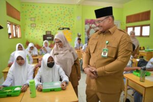 Pj. Gubernur Aceh, Dr. Safrizal, ZA. M. Si didampingi Plt. Sekda Aceh, Muhammad Diwarsyah dan Pj. Walikota Banda Aceh, Almuniza Kamal Pemantauan Pemberian Makanan Bergizi di SMA N 16 Banda Aceh, Pango, Senin, 06/01/2025. Pj. Gubernur Aceh, Dr. Safrizal, ZA. M. Si didampingi Plt. Sekda Aceh, Muhammad Diwarsyah dan Pj. Walikota Banda Aceh, Almuniza Kamal Pemantauan Pemberian Makanan Bergizi di SMA N 16 Banda Aceh, Pango, Senin, 06/01/2025.