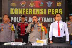 Kapolres Aceh Tamiang AKBP Muliadi (tengah) memberikan keterangan kepada awak media terkait dengan penangkapan narkoba jenis kokain seberat 2 kilogram di wilayah hukum Aceh Tamiang, Selasa (7/1/2025). Foto: Humas Polres Aceh Tamiang