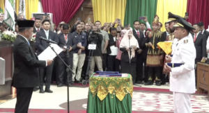 Mualem-Dek Fadh (pakain putih) saat mengucapkan sumpah jabatan di Gedung DPRA. Foto: AJNN/Iskandar.