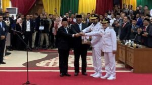 Mendagri Tito Karnavian dan Pj Gubernur Aceh Safrizal ZA bersama Gubernur dan Wakil Gubernur Aceh periode 2025-2030, Mualem-Dek Fadh saat mengikuti prosesi pelantikan di Gedung Utama DPR Aceh, Rabu (12/2/2025). Foto: (SERAMBINEWS.COM/ RIANZA ALFANDI)