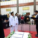 Gubernur Aceh Muzakir Manaf, mengambil sumpah jabatan dan melantik H. Safriadi Oyon, S.H sebagai Bupati Aceh Singkil, H. hamzah Sulaiman, S.H sebagai Wakil Bupati Aceh Singkil periode 2025-2030, pada Rapat Paripurna DPRK Aceh Singkil , di Gedung DPRK Aceh Singkil, Sabtu, 14/2/2025. Foto: Biro Adpim
