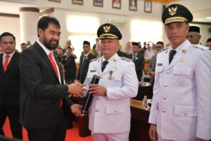 Gubernur Aceh Muzakir Manaf, mengambil Sumpah Jabatan dan Melantik H. Ismail A. Jalil, SE, MM sebagai Bupati Aceh Utara dan Tarmizi, S. I. Kom sebagai Wakil Bupati Aceh Utara Periode 2025-2030, pada Rapat Paripurna DPRK Aceh Utara , di Gedung DPRK Aceh Utara, Lhoksukon, Kabupaten Aceh Utara, Senin,17/2/2025. Foto: Biro Adpim
