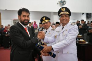 Gubernur Aceh Muzakir Manaf, mengambil Sumpah Jabatan dan Melantik H. Sibral Malasy MA. S.Sos Sebagai Bupati dan Hasan Basri, ST. MM sebagai Wakil Bupati Pidie Jaya periode 2025-2030 pada Rapat Paripurna DPRK Pidie Jaya, di Gedung DPR Kabupaten Pidie Jaya, Meureudu, Selasa, 18/02/2025. Foto: Biro Adpim