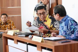 Plt Sekda Aceh, Drs. Alhudri, M.M. Saat menggelar rapat perdana dengan Para Asisten Sekda, Staf Ahli Gubernur, serta Kepala SKPA/Biro jajaran Pemerintah Aceh, di Ruang Rapat P3K Setda Aceh, Kamis, 20/2/2025. Foto: Biro Adpim